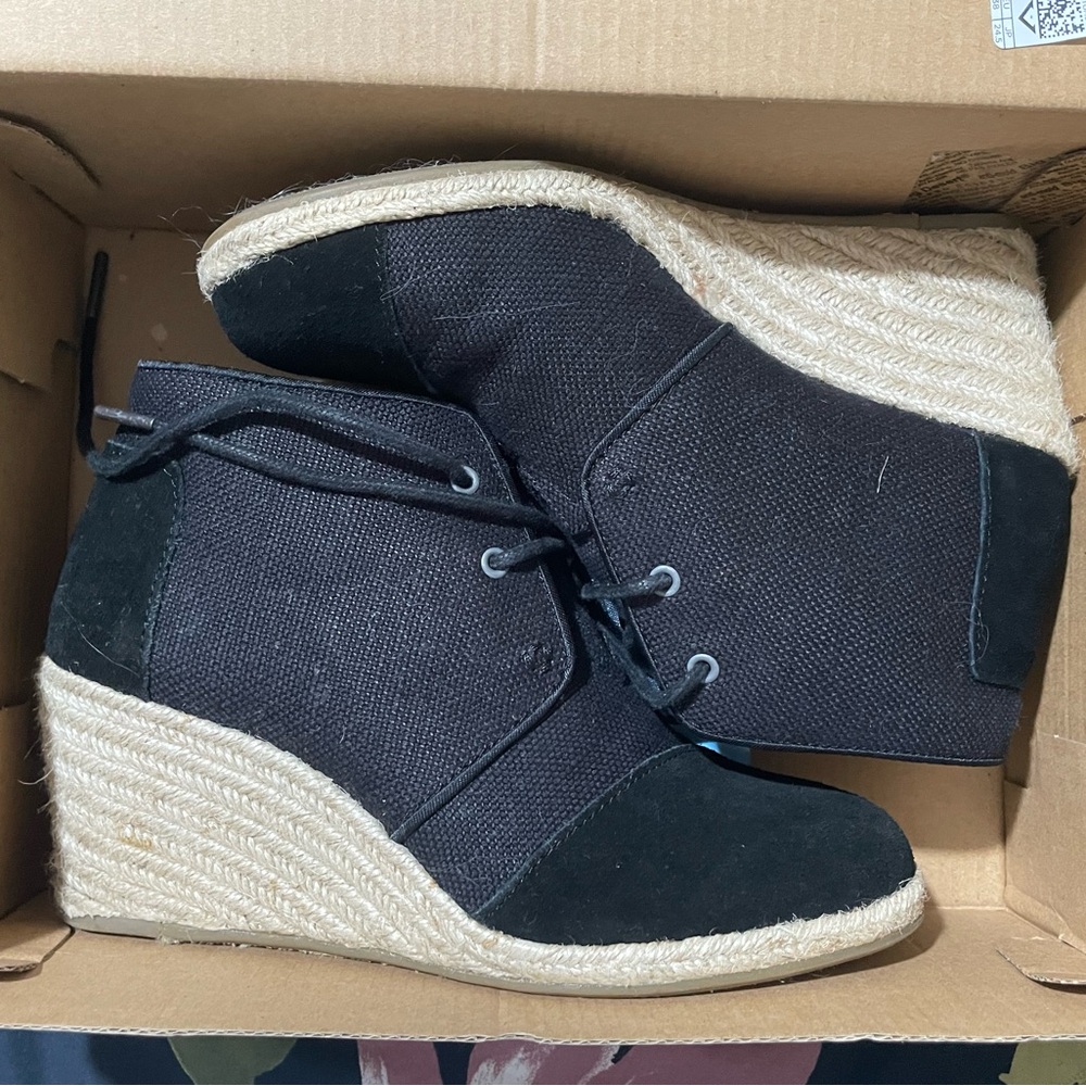 TOMS Desert Wedge Black Burlap Suede Sz 7.5 heel shoe